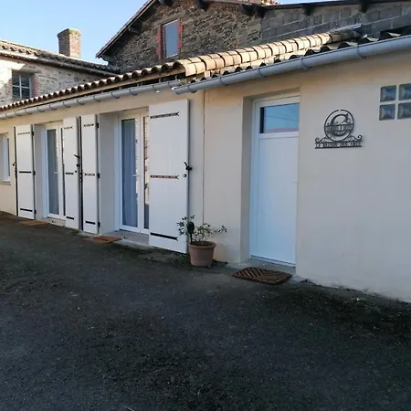 La Maison Des Amis Bed & Breakfast *